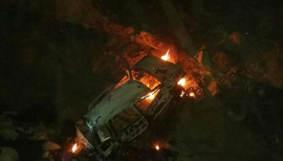 Arequipa: Auto cae a torrentera y se incendia justo después de rescatar al chofer
