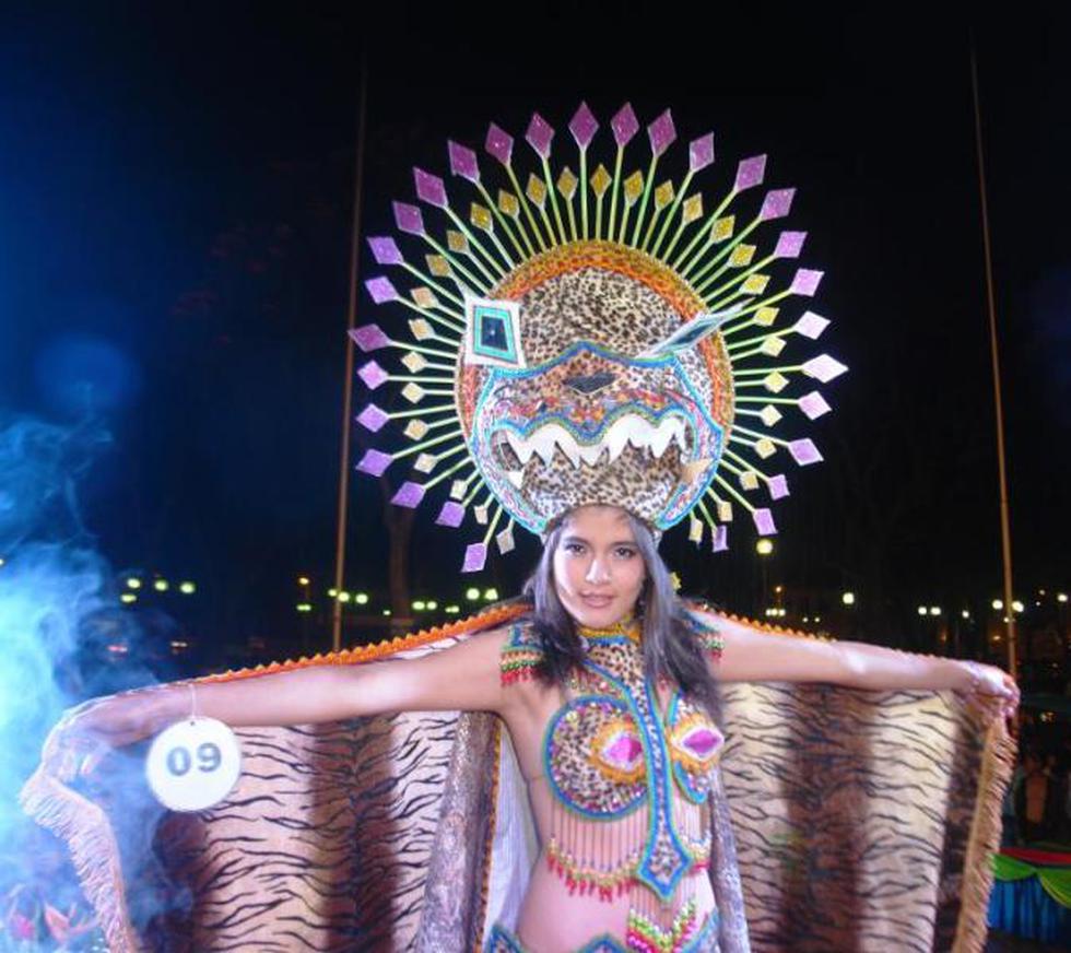 Jessica es la reina del carnaval en Huánuco