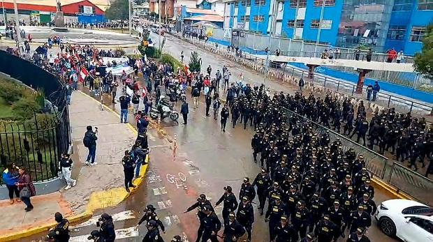 Cusco: Hundreds of police officers go out to march and sing in the streets in full strike (VIDEO)