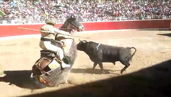 Caballo queda patas arriba tras embiste de toro (VIDEO)
