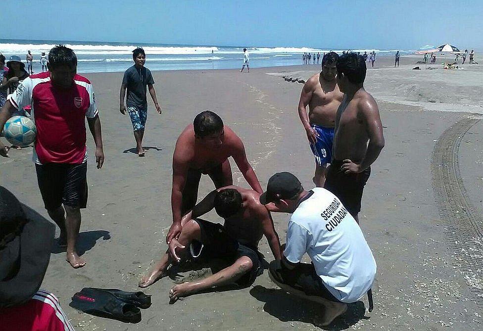 La Libertad: Tres jóvenes salvan de morir ahogados en Puerto Malabrigo (VIDEO)