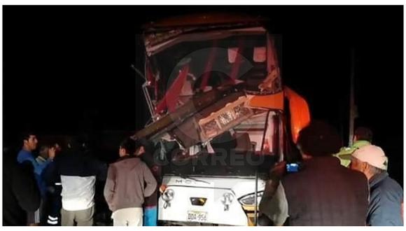 ​Una mujer muerta y 14 heridos graves en choque de bus con camión (FOTOS)