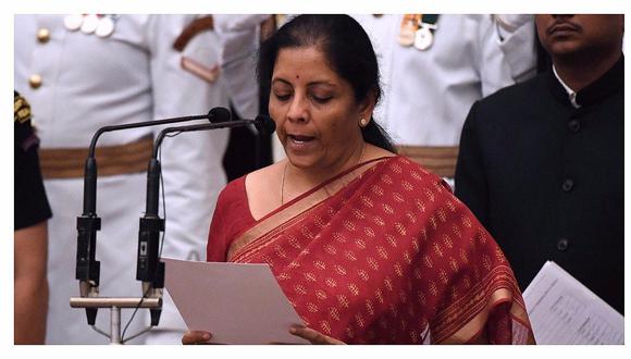 India nombra por primera vez a mujer para ministra de Defensa 