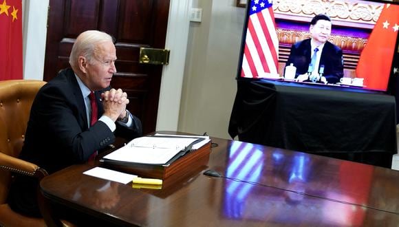 El presidente de Estados Unidos, Joe Biden, se reunió con el presidente de China, Xi Jinping, en una cumbre virtual desde la Sala Roosevelt de la Casa Blanca en Washington, DC, el 15 de noviembre de 2021. (Foto: MANDEL NGAN / AFP)