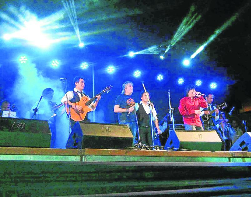 Alcalde de Amarilis cantó en concierto "A una sola voz" 