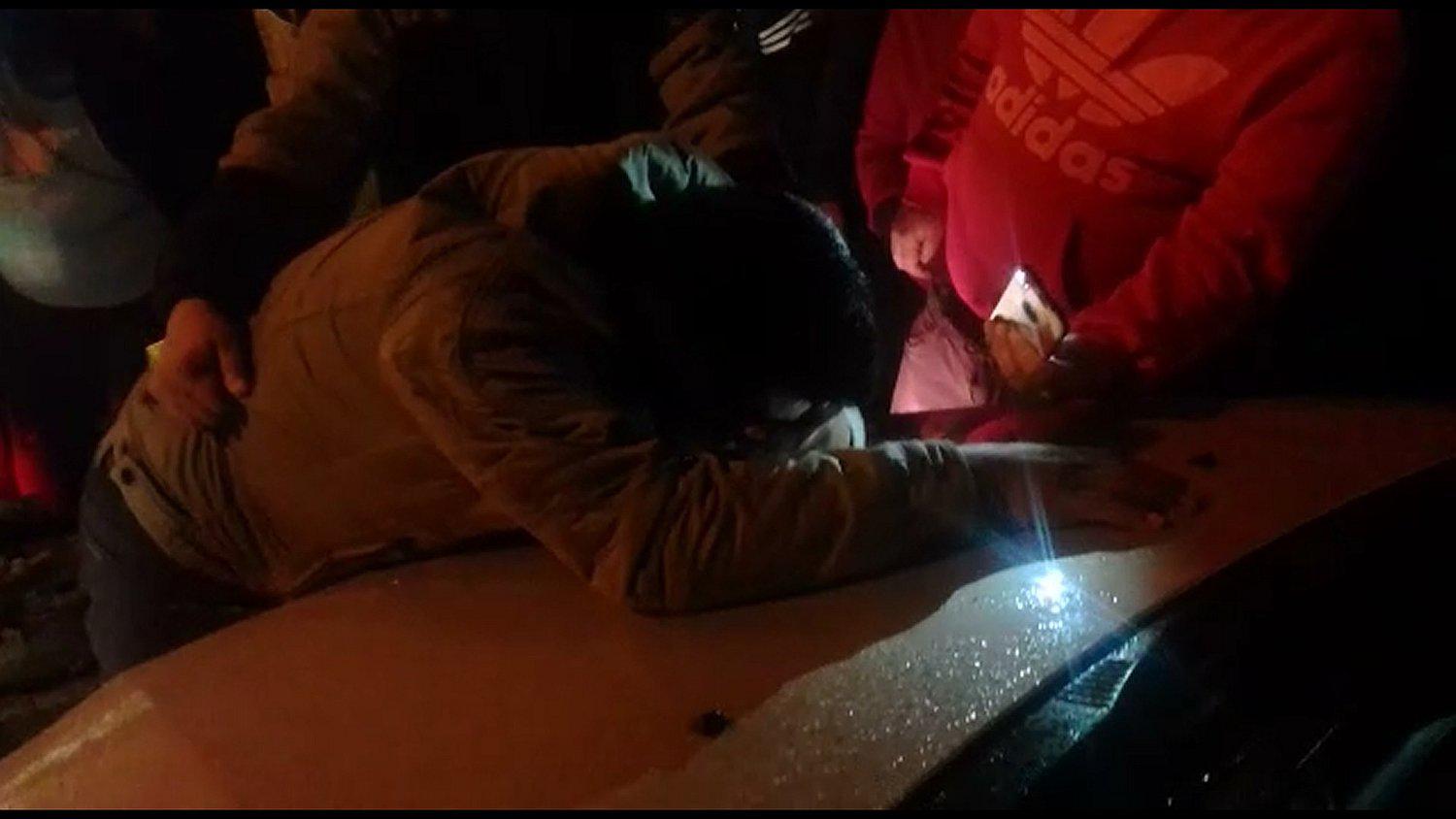 Conductor en estado de ebriedad choca contra moto y deja dos heridos