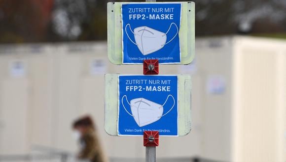 Un letrero indica que el uso de la mascarilla es obligatorio. (Foto:  Christof STACHE / AFP)