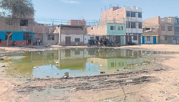 Moradores de la calle Pacasmayo de la urbanización Santa Victoria del distrito de Chiclayo exigen que la empresa de agua solucione las filtraciones que se generaron por obra de pavimentación de la Municipalidad de Chiclayo.
