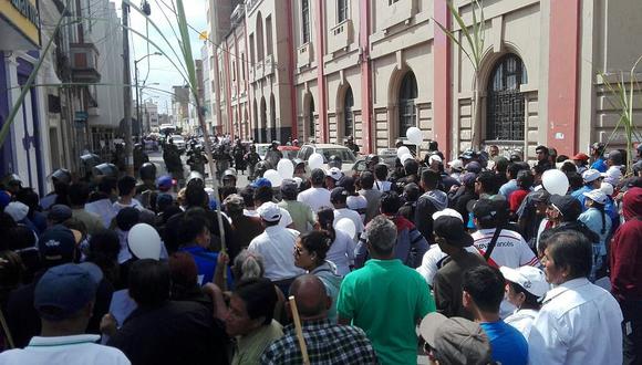 Chiclayo: Grupos en disputa marchan por estado de emergencia en Tumán