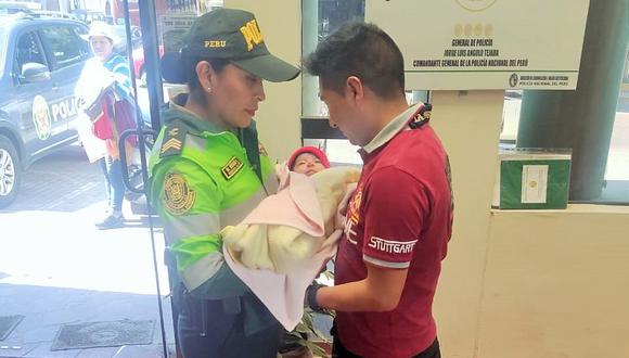 Sub oficial PNP hizo entrega de la pequeña bebé a su padre. Foto: Cortesía