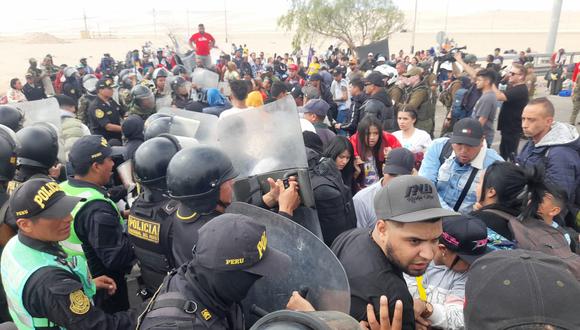 Policía realiza barrera para impedir que los migrantes crucen la línea fronteriza y se produjeron escaramuzas