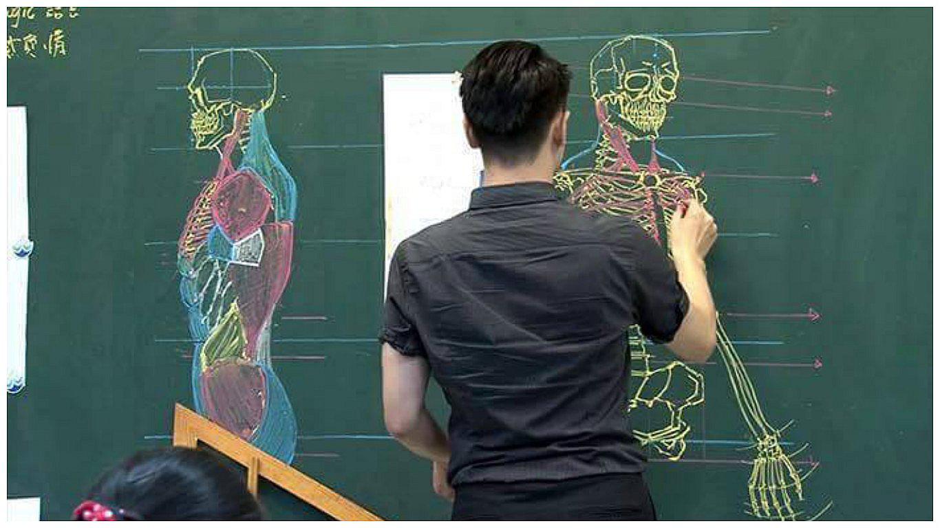 Facebook: Profesor sorprende con dibujos perfectos de Anatomía (FOTOS)