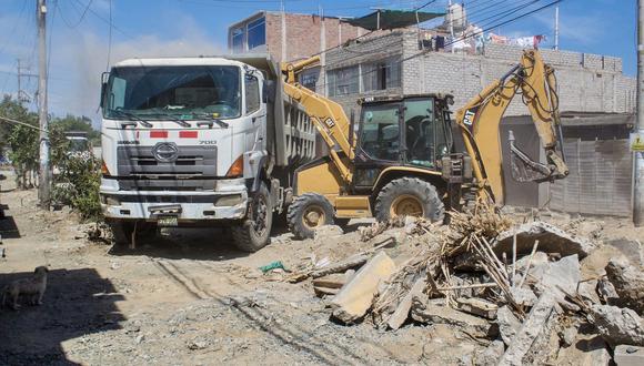 Constructora tampoco cumplía con retirar los escombros de las calles, lo que afectaba a los vecinos de Nuevo Chimbote.