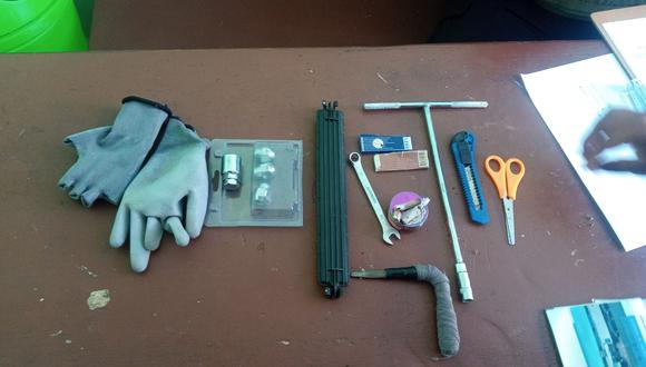 Instrumentos para forzar vehículos y hurtar accesorios se les incautó a los detenidos. (Foto: Difusión)