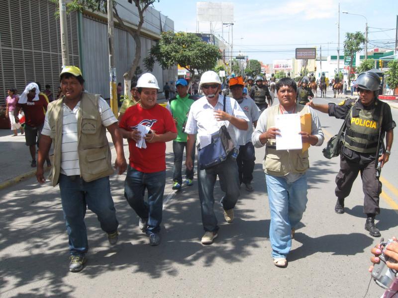 Obreros chongoyapanos exigen pago a consorcio