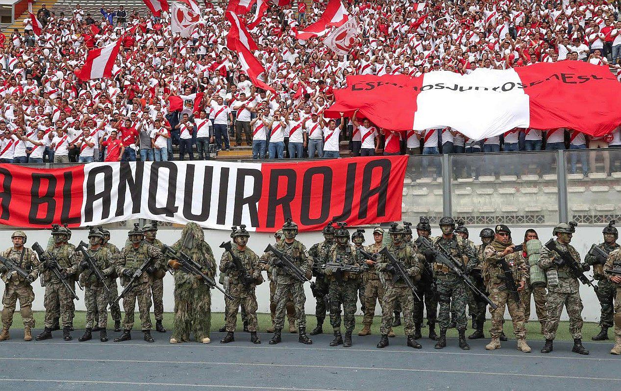 Hinchada de la selección peruana también alienta a FF.AA. que luchan en el VRAEM (VIDEO)
