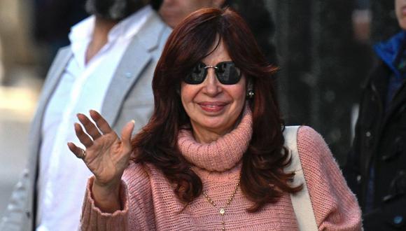 Argentine Vice President Cristina Fernandez de Kirchner waves to supporters as she leaves  her residence in Buenos Aires, on September 2, 2022. - Messages of shock and solidarity poured in from around the world Friday after a man tried to shoot Argentine Vice President Cristina Kirchner in an attack captured on video.
La vicepresidenta argentina, Cristina Fernández de Kirchner, saluda a sus simpatizantes cuando sale de su residencia en Buenos Aires, el 2 de septiembre de 2022. (Foto de LUIS ROBAYO / AFP)