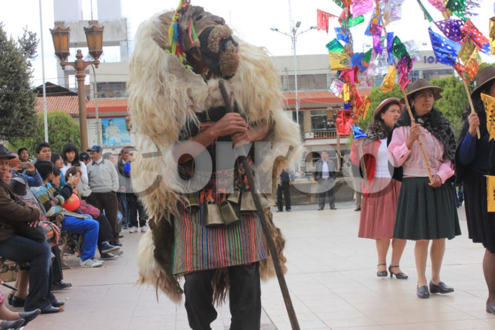 Residentes acobambinos despiden el año con chicha y zapateo
