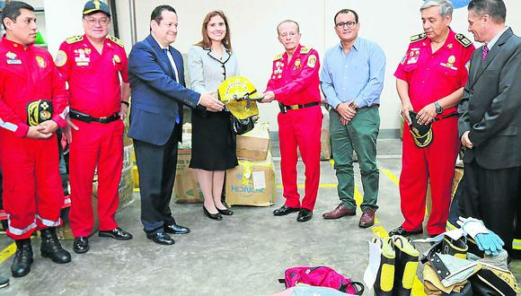 ​Cónsul dona equipos para compañías de bomberos de Jauja y Satipo