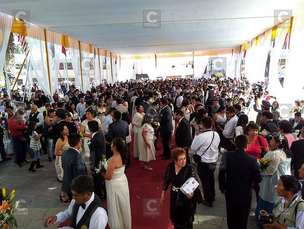 Matrimonio masivo congregó a 110 parejas en Cerro Colorado (FOTOS)