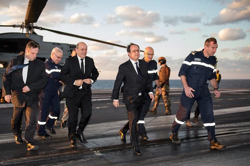 François Hollande llegó a portaviones francés "Charles de Gaulle" frente a la costa siria