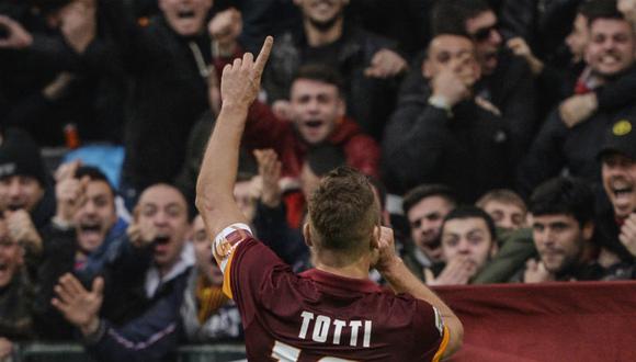 Francesco Totti celebró doblete tomándose un selfie con la hinchada