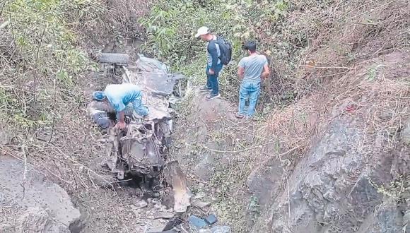 El vehículo cayó a un precipicio de más de 600 metros y cuerpos quedaron entre los fierros de la camioneta y otros regados en la zona.
