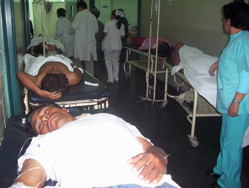 Rescatan a 4 heridos de entre fierros retorcidos de auto