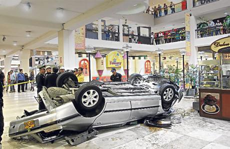 Auto cae de cuarto piso en Surco