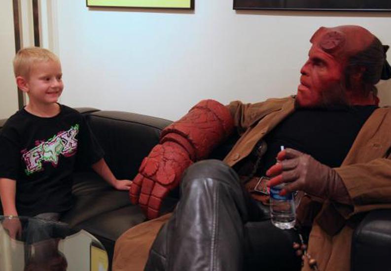 Niño con leucemia cumple su deseo de conocer a 'Hellboy'