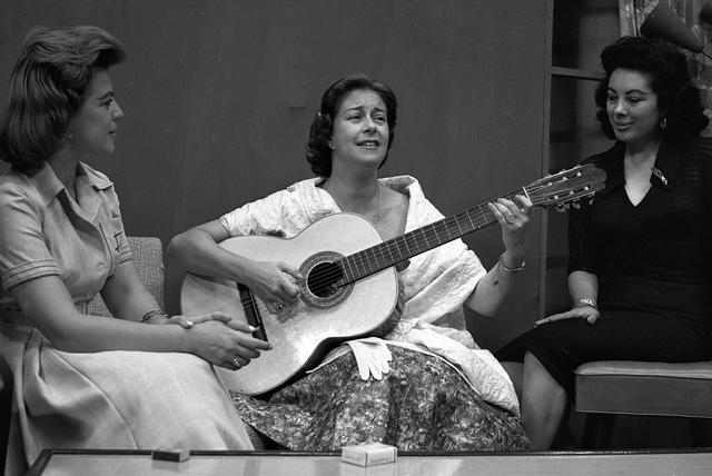 Chabuca Granda en el programa “Femenidades” del canal 9, año 1960. (GEC Archivo Histórico)