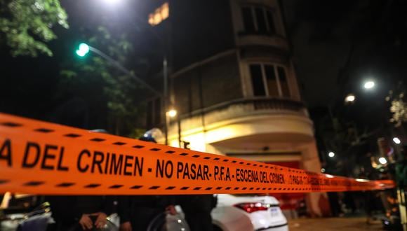 Un hombre fue detenido este jueves en Buenos Aires tras intentar disparar contra la vicepresidenta argentina, Cristina Fernández, en los alrededores de su domicilio, cuando se celebraba una vigilia en su apoyo. (EFE/ Juan Ignacio Roncoroni)