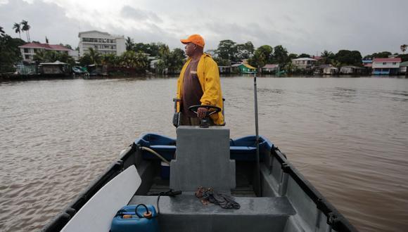 Un pescador coloca su bote en un lugar seguro antes de la llegada de la tormenta tropical Bonnie a Bluefields, Nicaragua, el 1 de julio de 2022. (Foto de OSWALDO RIVAS / AFP)
