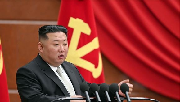 El líder norcoreano Kim Jong Un asistiendo a la sexta sesión plenaria ampliada del Octavo Comité Central de Corea del Norte. (Foto de KCNA VIA KNS / AFP)