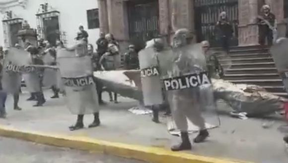 Policías evitan que manifestantes quemen gigantesca "rata" en marcha en Cusco (VIDEO)