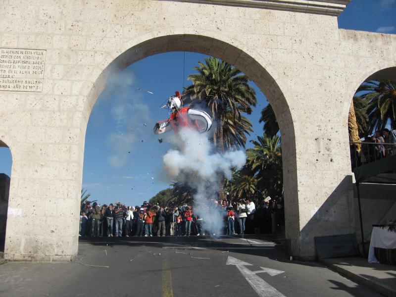 Realizan tradicional quema de Judas en barrios costumbristas