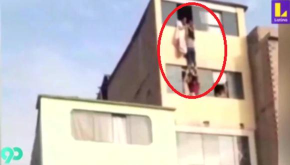 Mujer intenta saltar por ventana del cuarto piso para no ser agredida por su pareja