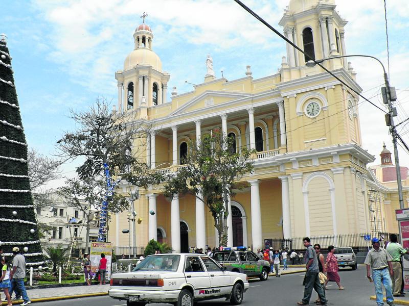 Halcones vigilan en Catedral de Chiclayo