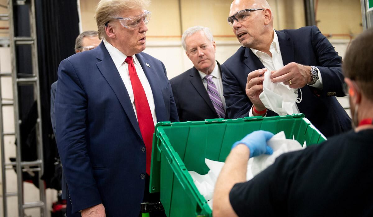 El presidente de los Estados Unidos, Donald Trump, recorre una fábrica de Honeywell International Inc. que produce máscaras N95 durante su primer viaje desde que los bloqueos relacionados con COVID-19 entraron en vigencia, en Phoenix, Arizona. (Foto: AFP/Brendan Smialowski)