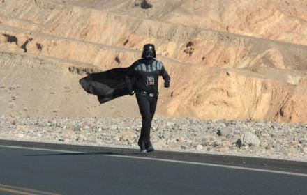 Corre vestido de 'Darth Vader' para lograr récord Guinness (VIDEO)