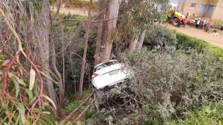 Abogado que llevaba una notificación a su cliente cae por una pendiente y su vehículo se estrella contra un árbol en Junín
