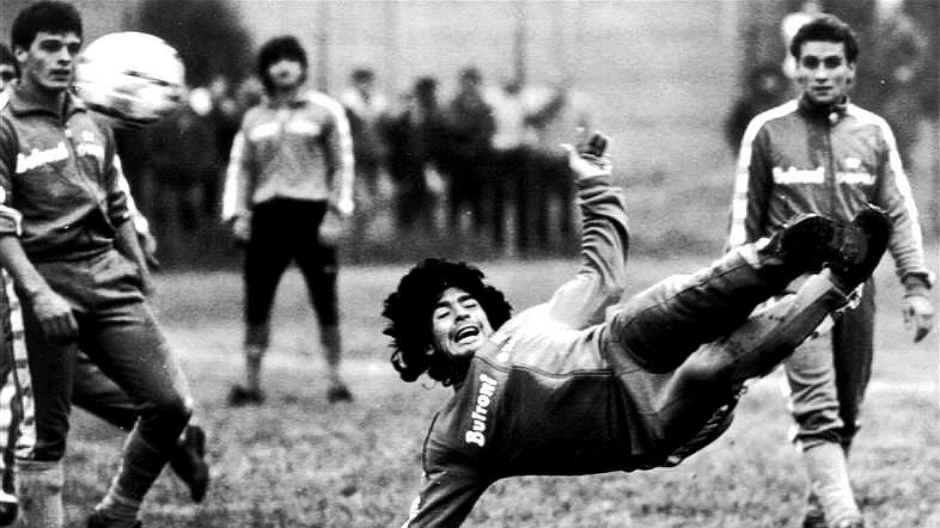 Maradona cumple 56: el día que llevó al Nápoli a una cancha de barro por un niño (VIDEO)
