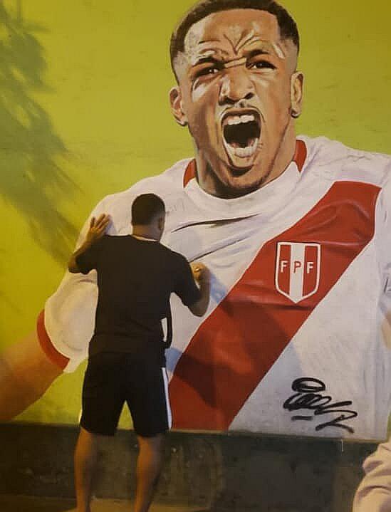 Jefferson Farfán sorprende al firmar un mural hecho por artista de Chimbote