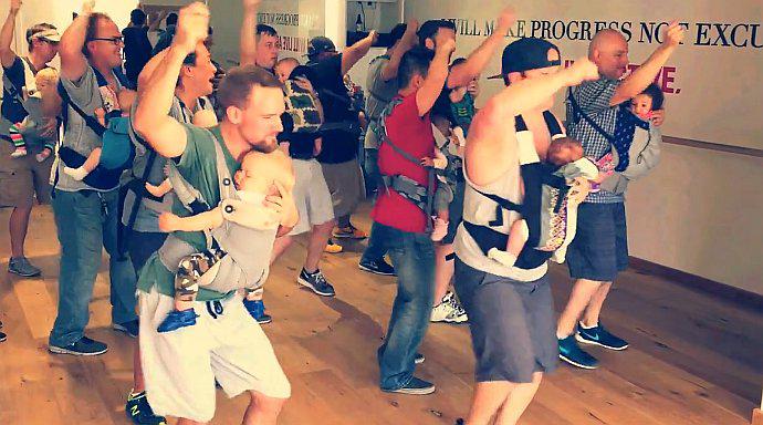 ​YouTube: Divertido video muestra a padres bailando con sus hijos en brazos