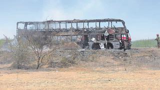Sullana: 64 extranjeros se salvan de morir calcinados en incendio de un ómnibus