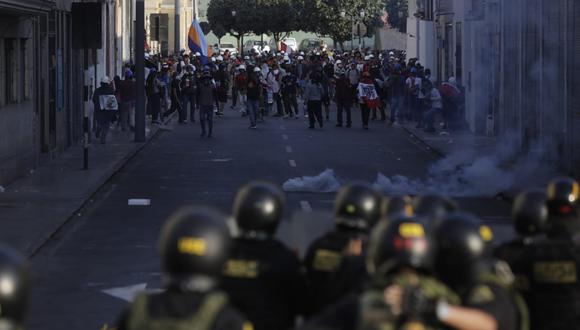 Cientos de manifestantes se enfrentan a la Policía en el Cercado de Lima. Fotos GEC: Hugo Curotto / Anthony Niño de Guzmán