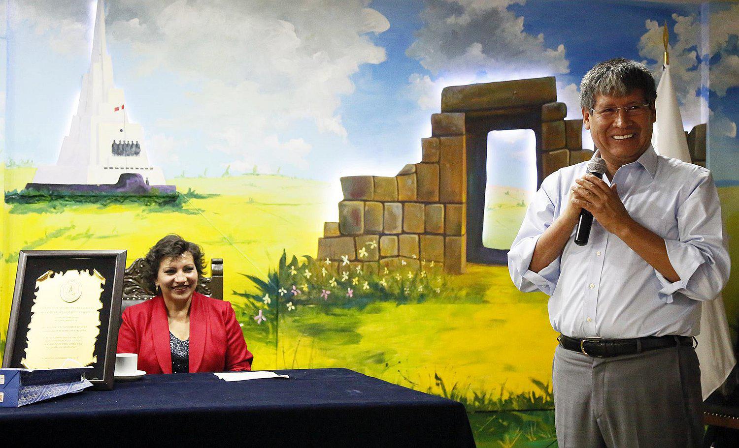 Alicia Pacheco pasa incómodo momento por piropos del gobernador