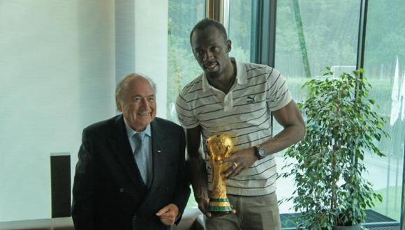 Usain Bolt visitó la sede de la FIFA y posó con la copa de mundo