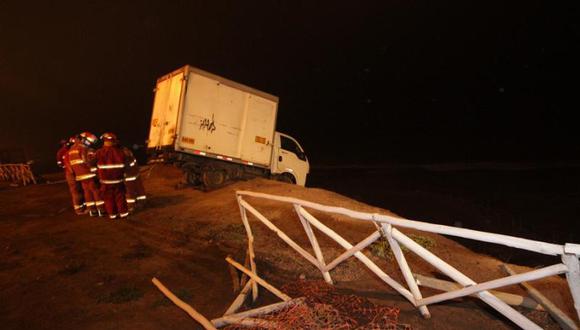 Camión robado estuvo a punto de caer por acantilado en San Miguel