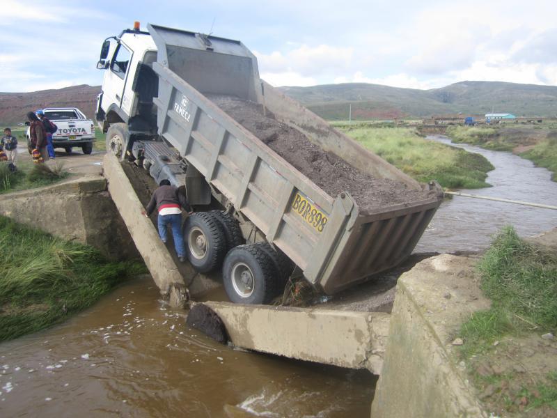 Producto de las lluvias puente en Quilcapuncu se vino abajo 